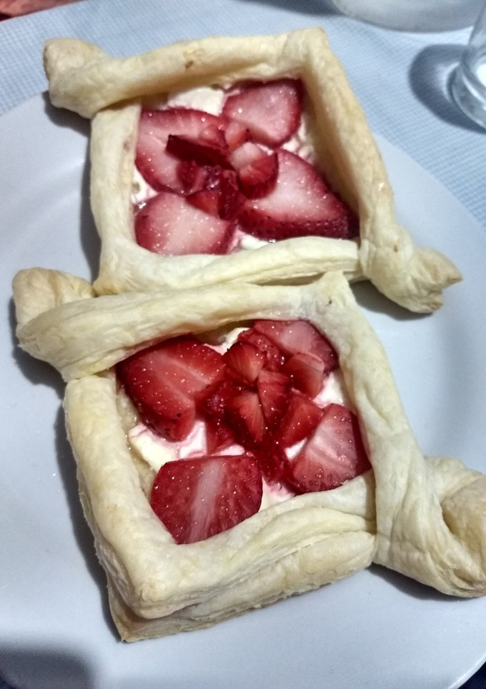 Una foto de Hojaldre con fresas y queso en crema