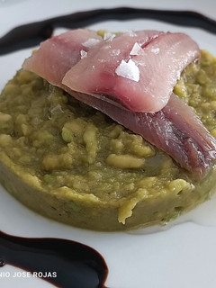 Una foto de Aguacate con sardina ahumada