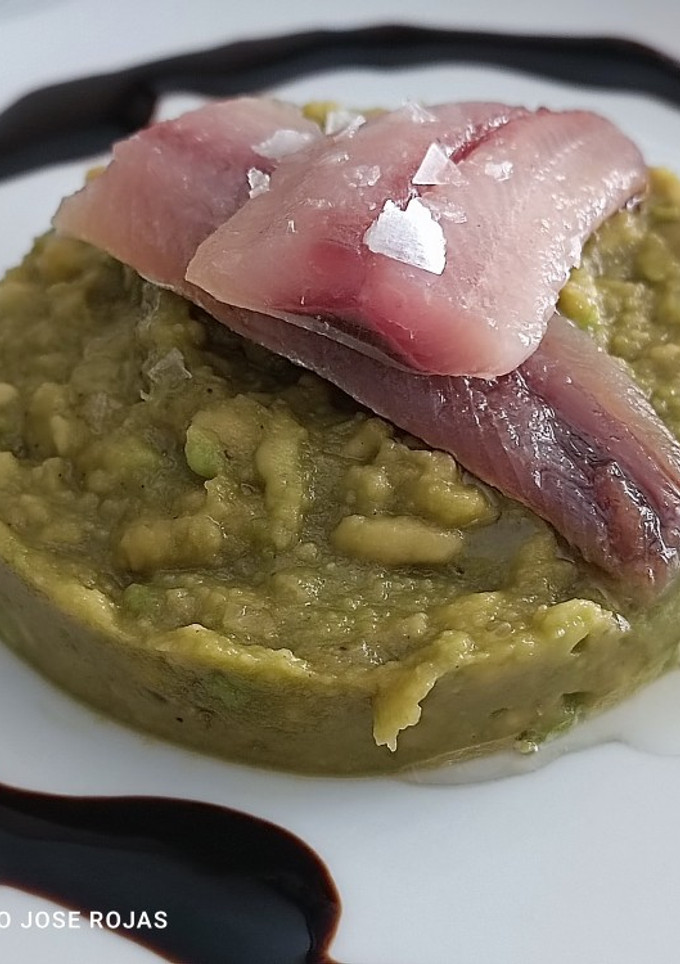 Una foto de Aguacate con sardina ahumada