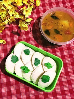 A picture of Idli Sambar.