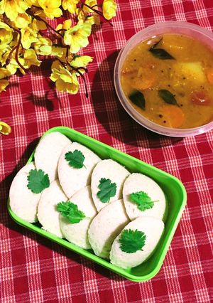 A picture of Idli Sambar.