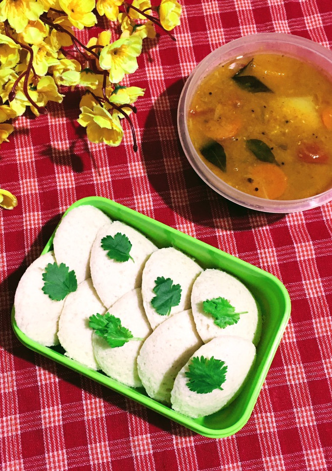 A picture of Idli Sambar.