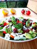 Ensalada de rúcula, queso fresco sin lactosa y rábano blanco