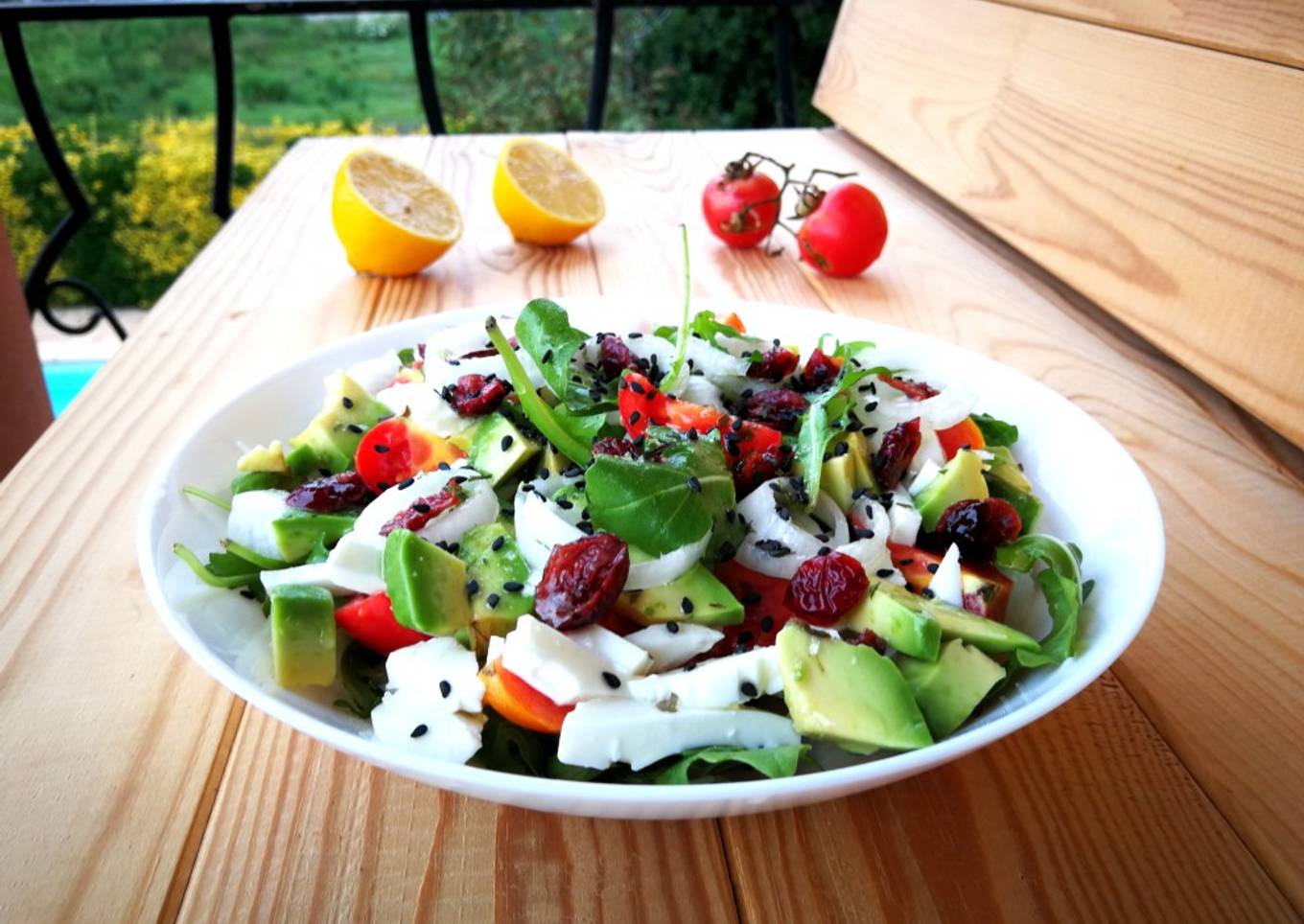 Ensalada de rúcula, queso fresco sin lactosa y rábano blanco