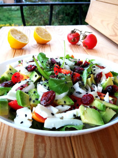 Una foto de Ensalada de rúcula, queso fresco sin lactosa y rábano blanco