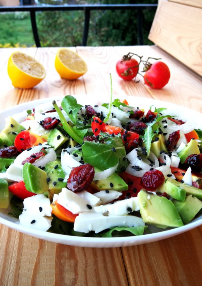 Una foto de Ensalada de rúcula, queso fresco sin lactosa y rábano blanco