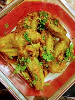 भरवां परवल (bharwa parwal recipe in Hindi) रेसिपी मुख्य फोटो