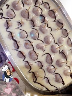 صورة لوصفة كرات البسكويت ب الصلصه البيضاء