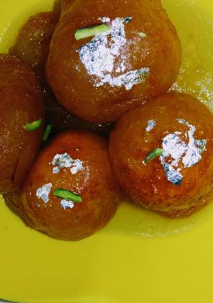A picture of Gulab jamun.
