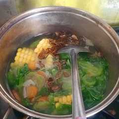 A picture of Bening bayem,oyong,jagung dan wortel.