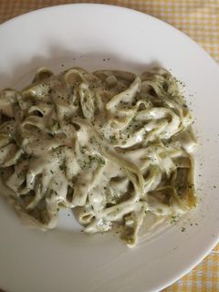 Una foto de Tagliatelle de espinaca con salsa de queso