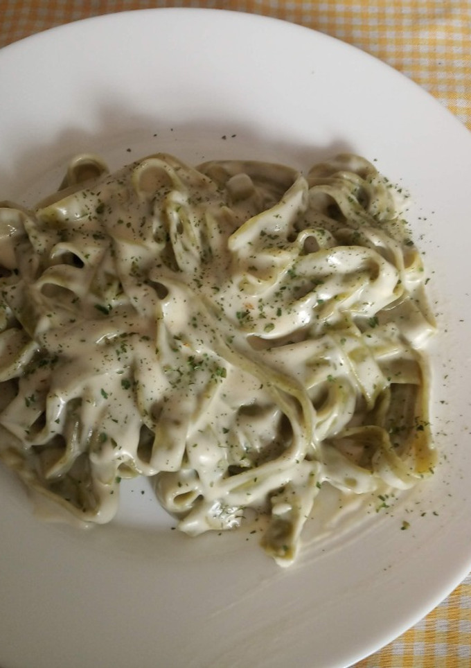 Una foto de Tagliatelle de espinaca con salsa de queso