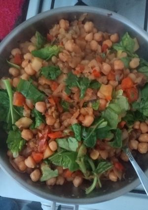 Una foto de Guiso de garbanzos con espinaca y huevo
