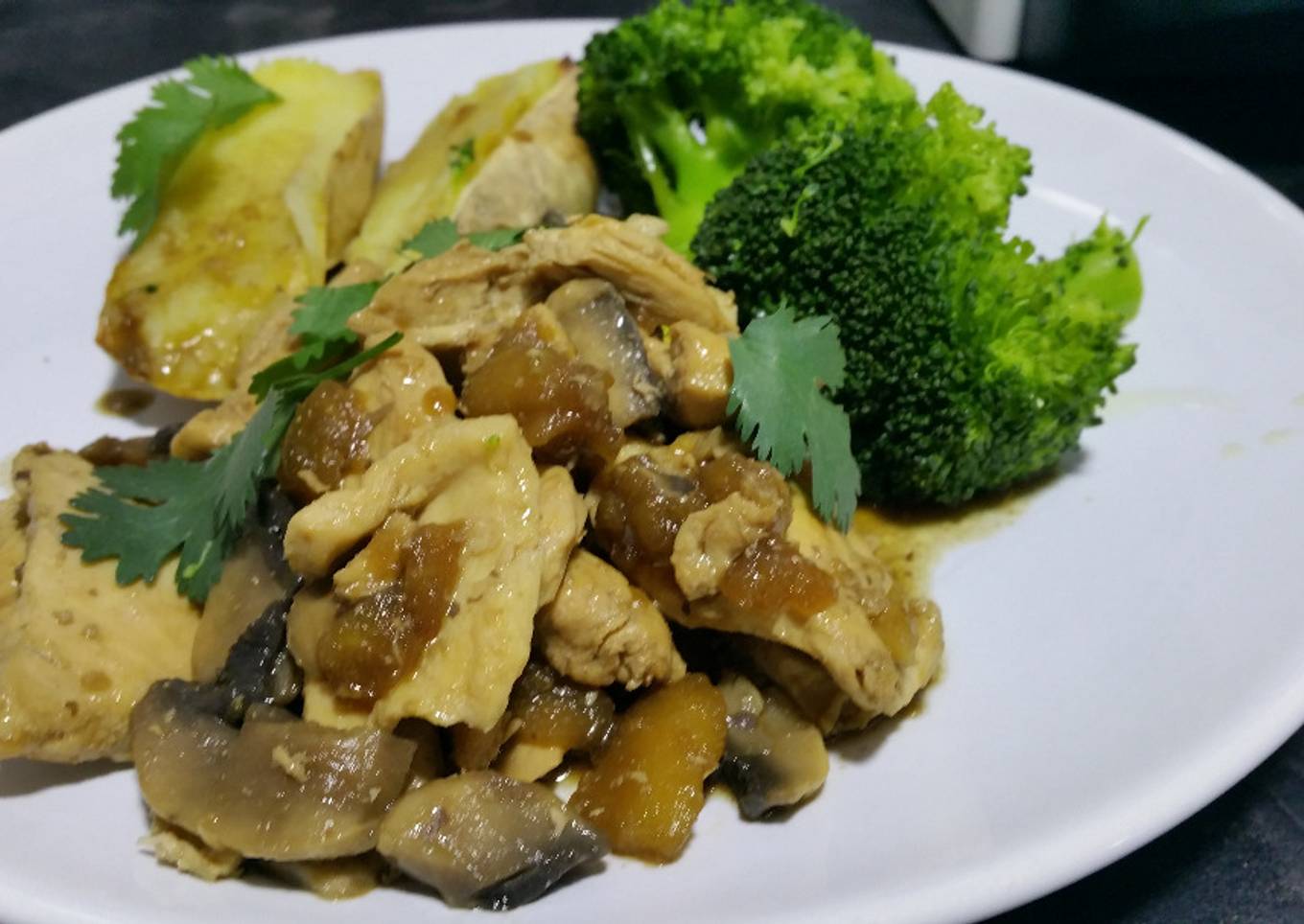 Filetes de pollo agridulces con manzana y champiñones