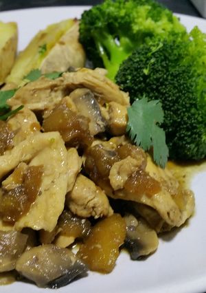 Una foto de Filetes de pollo agridulces con manzana y champiñones