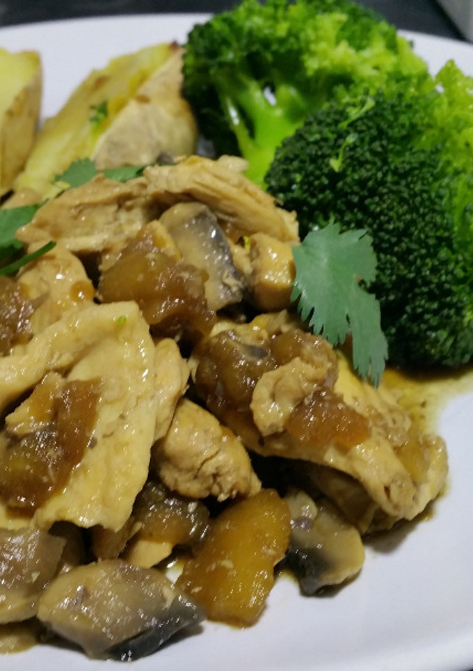 Una foto de Filetes de pollo agridulces con manzana y champiñones