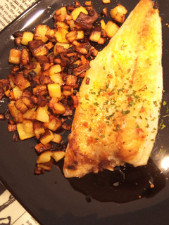 Una foto de Lubina a la Plancha con Zanahorias y Papitas a la Mantequilla al Wok con Mayonesa de Lima