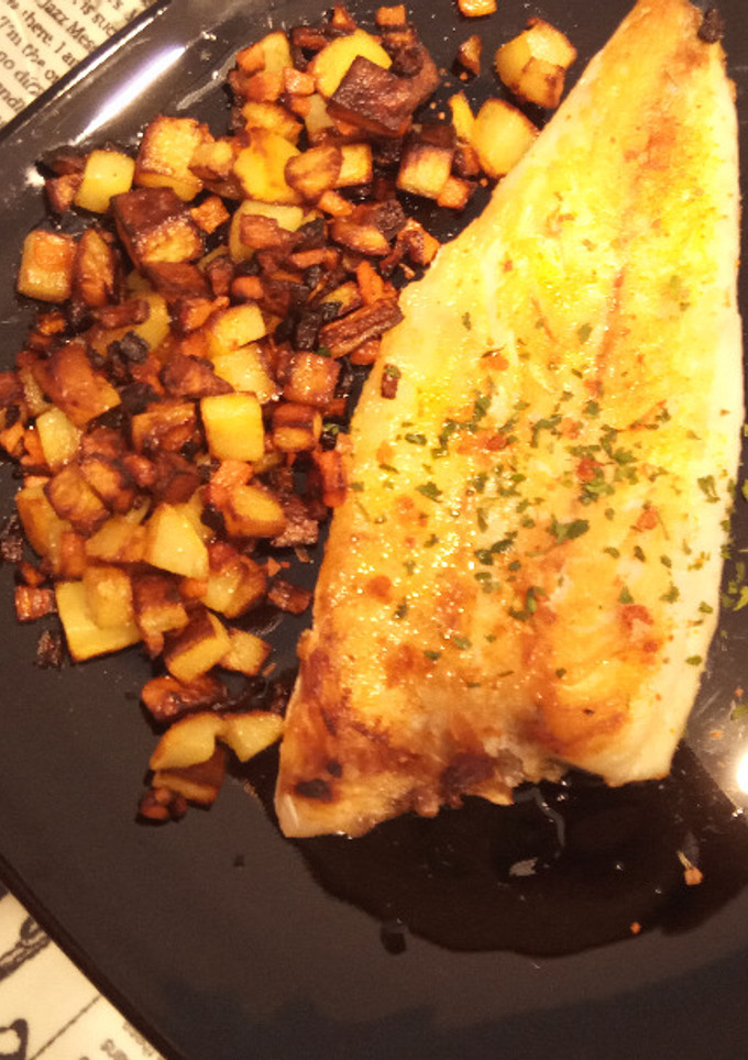 Una foto de Lubina a la Plancha con Zanahorias y Papitas a la Mantequilla al Wok con Mayonesa de Lima