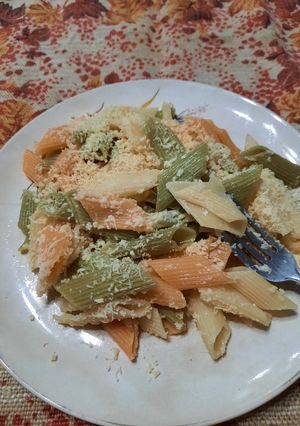 Una foto de Fideos de color con manteca