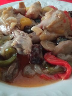 Una foto de Muslos de pollo a los 3 pimientos
