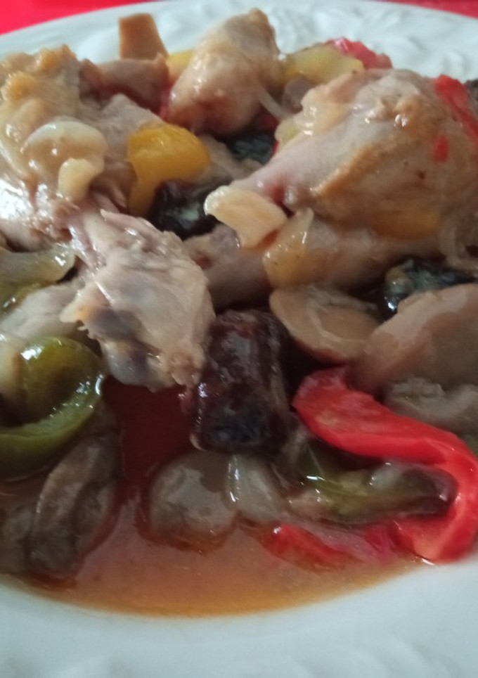 Una foto de Muslos de pollo a los 3 pimientos