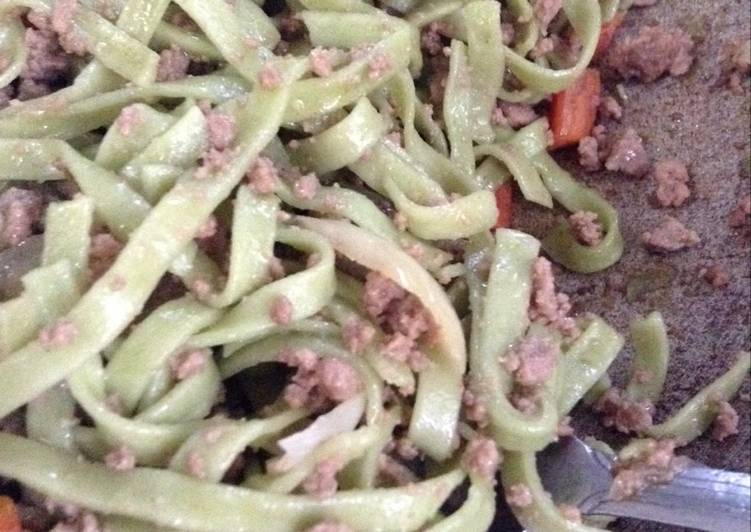 Mie bayam topping daging wortel