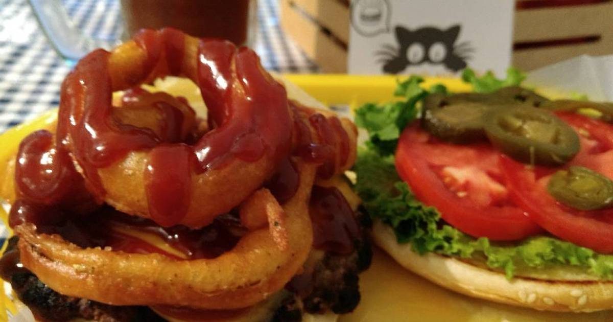 Hamburguesa BBQ con aros de cebolla Receta de Roberto Obregón- Cookpad