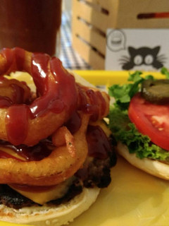 Una foto de Hamburguesa BBQ con aros de cebolla