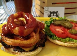 Una foto de Hamburguesa BBQ con aros de cebolla