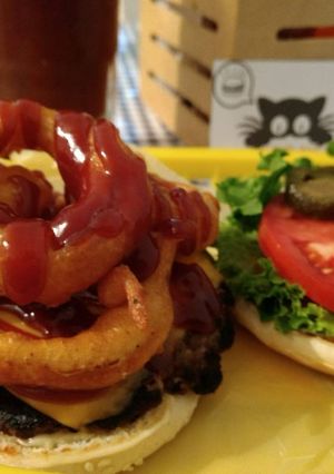 Una foto de Hamburguesa BBQ con aros de cebolla