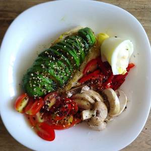 Almuerzo saludable: tostadas y verduras