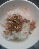 Rau móp xào ức gà ăn kèm bún