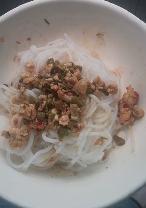 Hình của món Rau móp xào ức gà ăn kèm bún.