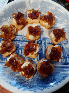Una foto de Canapés de queso de cabra y cebolla caramelizada