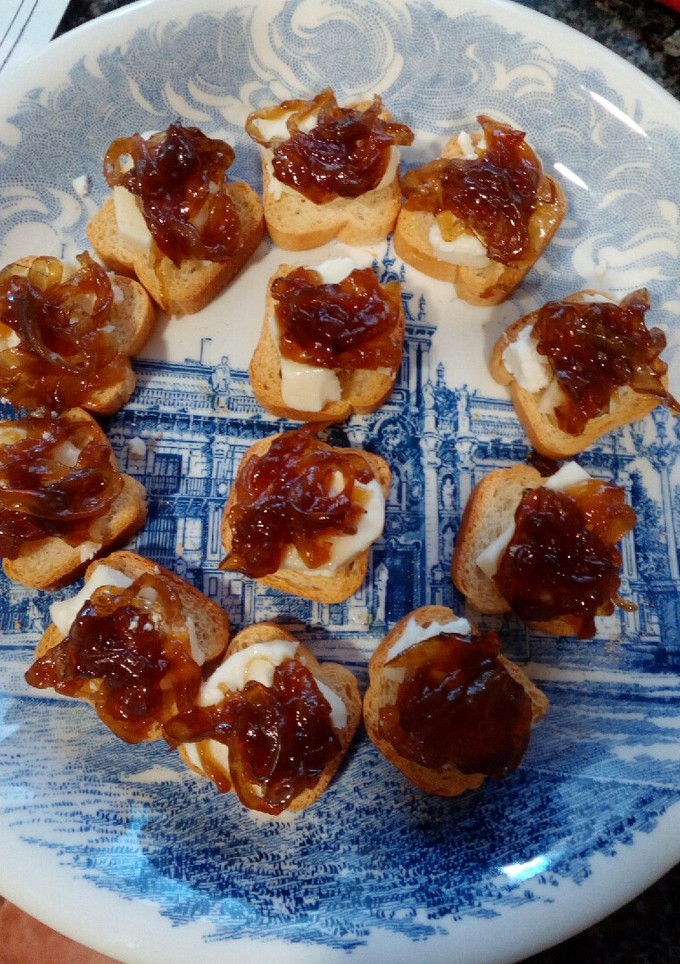 Una foto de Canapés de queso de cabra y cebolla caramelizada