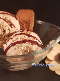 Una foto de Helado de toffee o caramelo con galletas