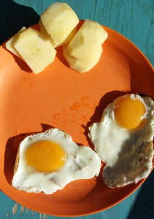 Una foto de Huevos y manzana