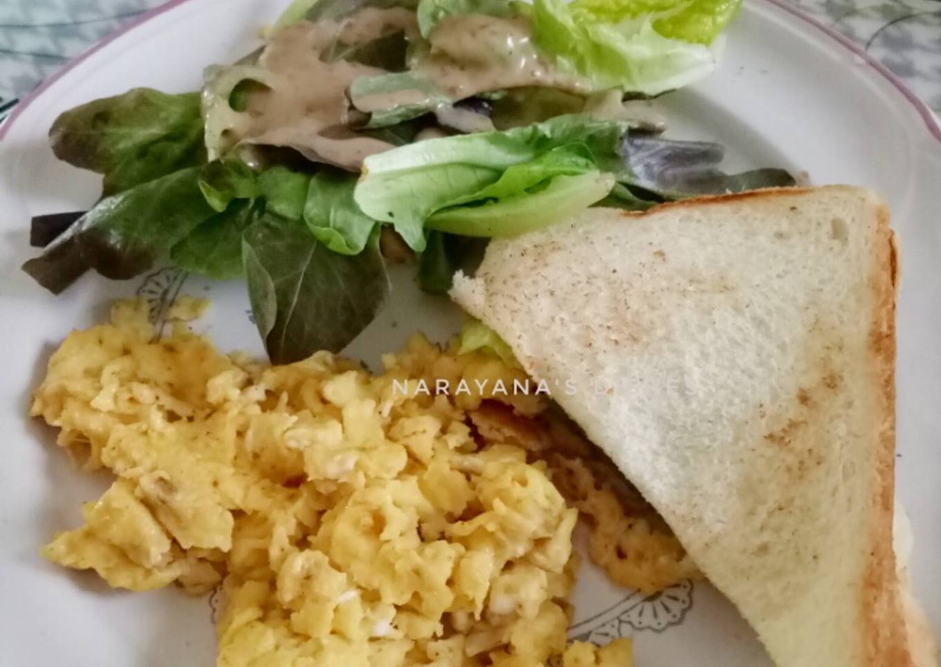 Western breakfast (roti telur salad)