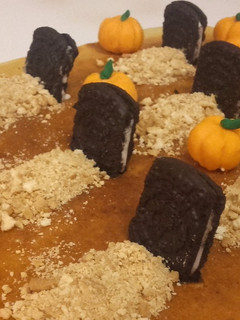 Una foto de Tarta cementerio de bizcocho y oreo Halloween