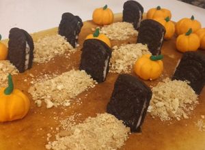 Una foto de Tarta cementerio de bizcocho y oreo Halloween