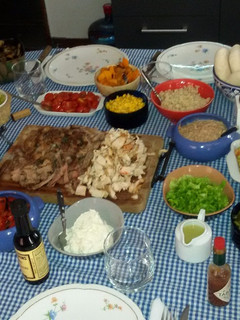 Una foto de Tacos/ burritos /fajitas de res, cerdo y pollo