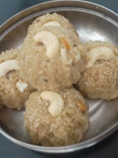 ચૂરમાના લાડુ (Churma Laddu Recipe In Gujarati) રેસીપી મુખ્ય ફોટો