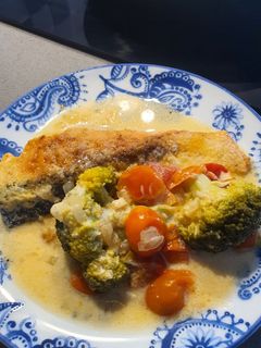 Una foto de Salmón con cherry y parmesano