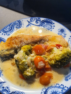 Una foto de Salmón con cherry y parmesano