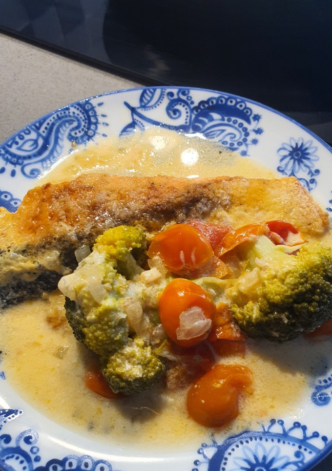 Una foto de Salmón con cherry y parmesano