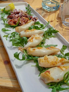 Una foto de Calamares a la plancha con un toque spicy