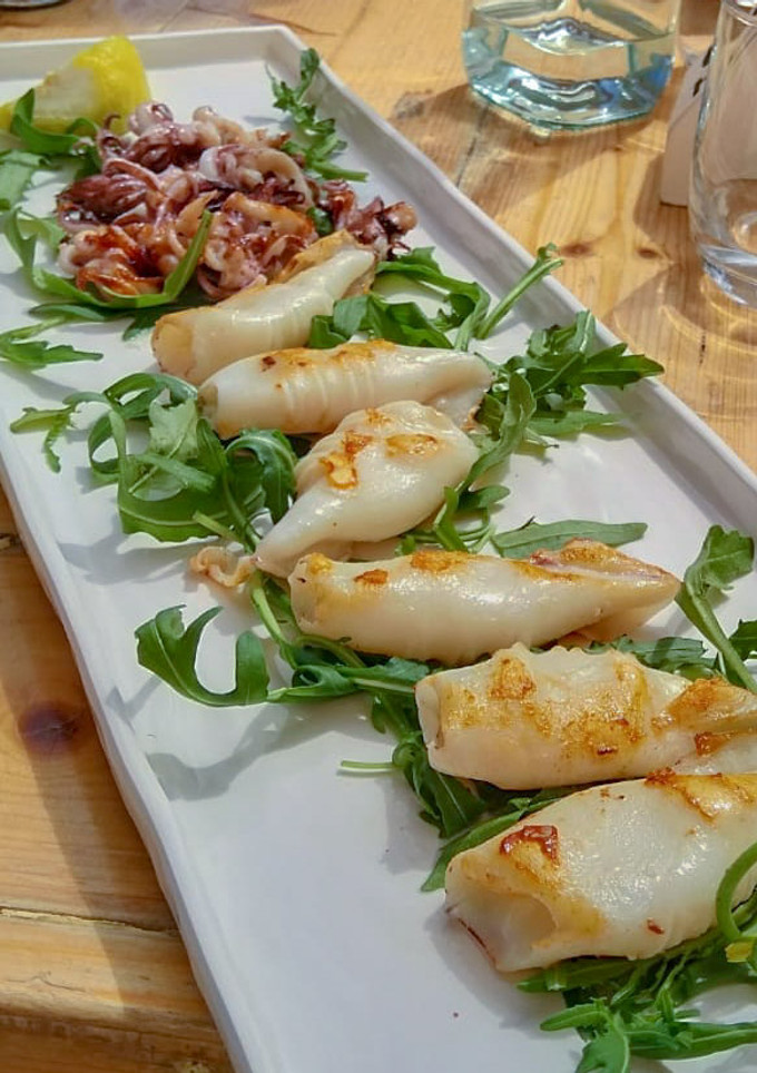 Una foto de Calamares a la plancha con un toque spicy