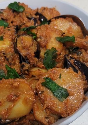 A picture of Allo baigan - eggplant and potato.