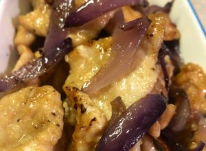 Foto di Pollo alla birra con cipolla stufata