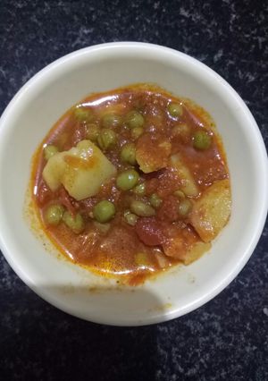 A picture of Aloo matar.